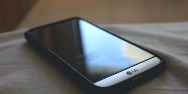telefon LG sursa unsplash.com