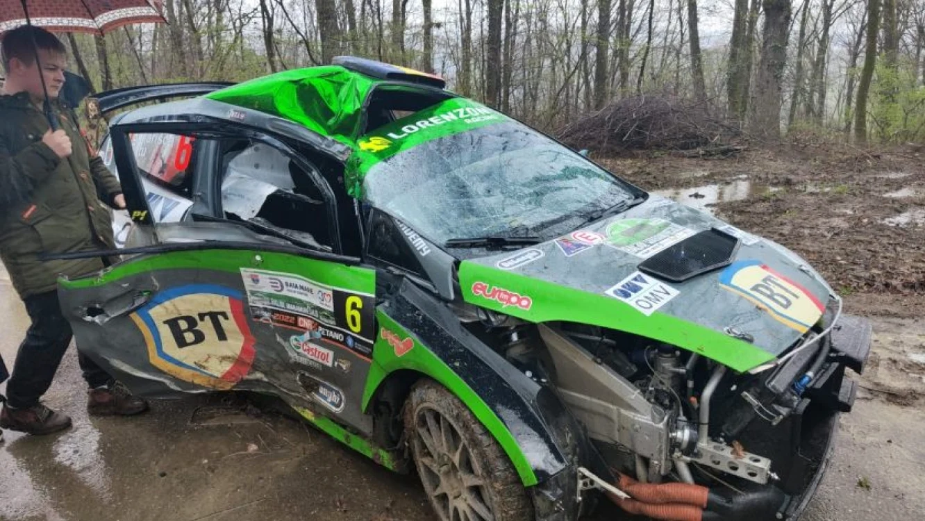 Maşina de concurs pilotată de multiplul campion naţional Bogdan Marişca, un model Ford Fiesta R5, s-a izbit de un copac Foto: Fras.ro