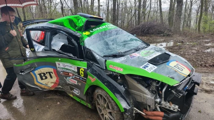 Maşina de concurs pilotată de multiplul campion naţional Bogdan Marişca, un model Ford Fiesta R5, s-a izbit de un copac Foto: Fras.ro