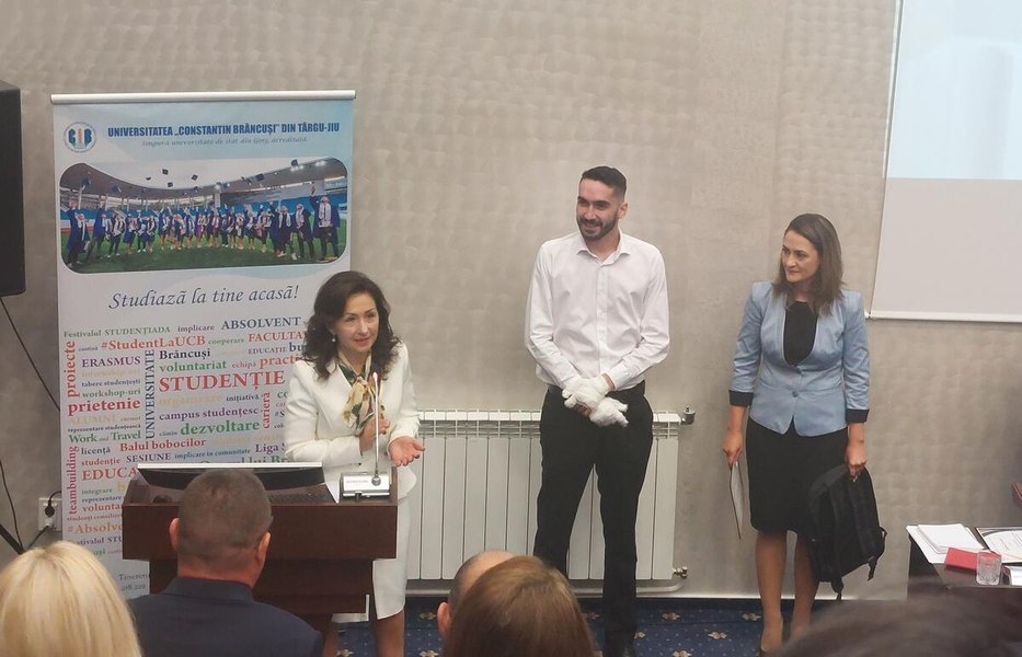 Pompier rănit la Crevedia, cu mâinile bandajate, la Universitate. Adrian Marcu a fost premiat de facultatea unde studiază