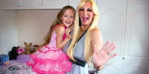 Poppy este foarte încântată de cadoul primit 