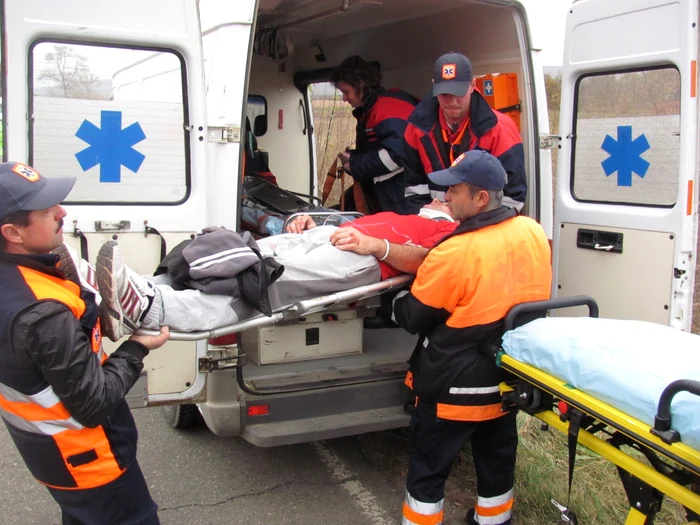 Victima a fost preluată de medicii de la ambulanţă