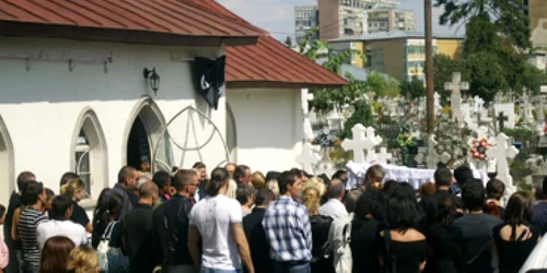 Bacău: Fetiţa ucisă de tată,  pe ultimul drum (UPDATE)