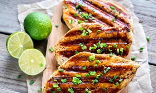 Piept de pui cu sos lime  Sursa foto shutterstock 351100109 jpg