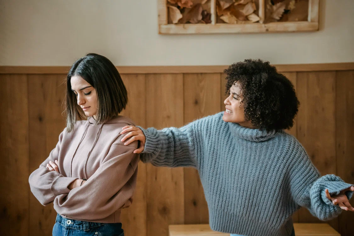 Prieteniile se pot strica ușor dacă nu ești atent / foto: Pexels 