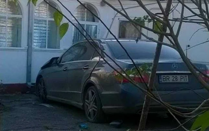 Maşina s-a oprit direct în casă