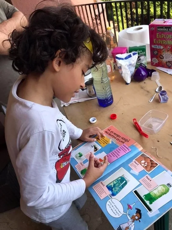 Nadine învaţă cot la cot cu fiul ei, Noah (10 ani)