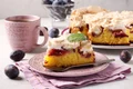 Tort cu prune si bezea  Sursa foto shutterstock 2005395161 jpg