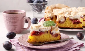 Tort cu prune si bezea  Sursa foto shutterstock 2005395161 jpg
