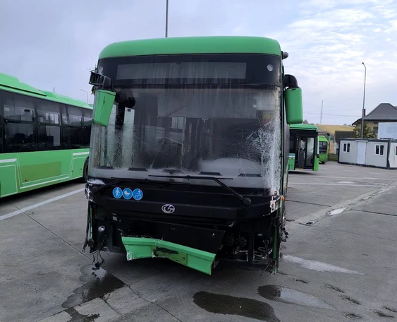 Autobuzul a fost avariat