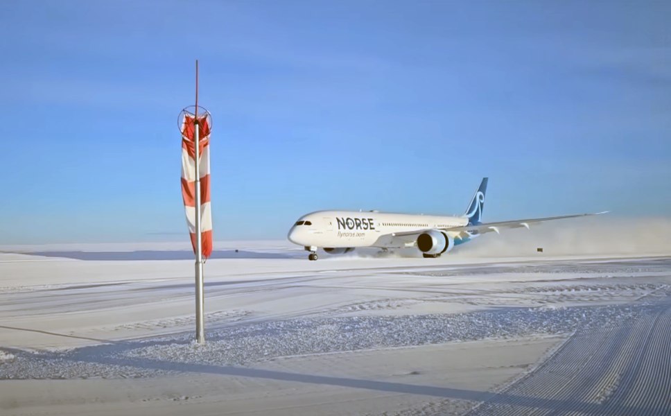 Imagini spectaculoase cu un Boeing 787 Dreamliner care aterizează în premieră pe o pistă de gheață în Antarctica VIDEO