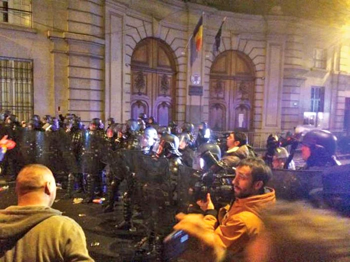 PARIS. Înainte de închiderea urnelor, românii au fost alungaţi de jandarmi din faţa ambasadei