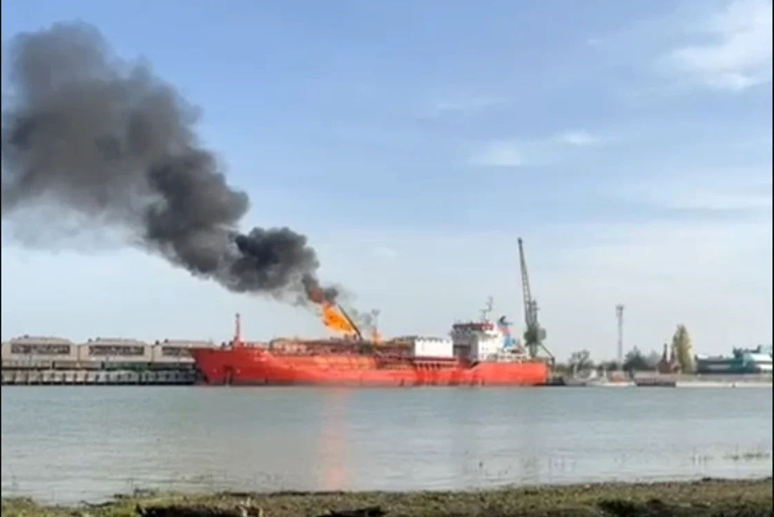 Nava în flăcări în județul Tulcea. FOTO: Captură video