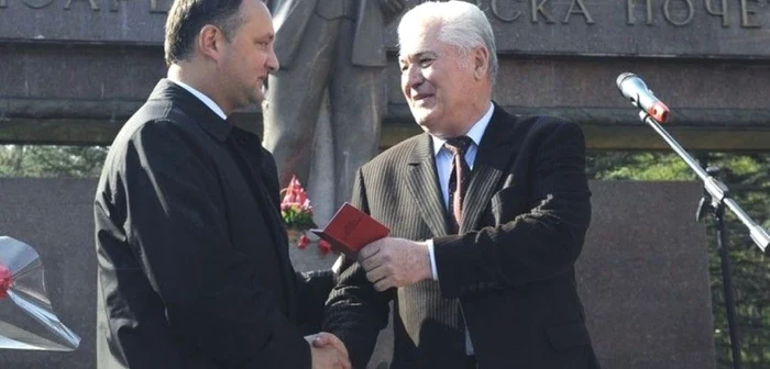 Profesorul Vladimir Voronin (dreapta) şi elevul său Igor Dodon (stânga), pe vremea când îi înmâna, în faţa statuii lui Lenin din Chişinău, carnetul de membru al Partidului Comuniştilor. Astăzi, discipolul şi-a întrecut maestrul