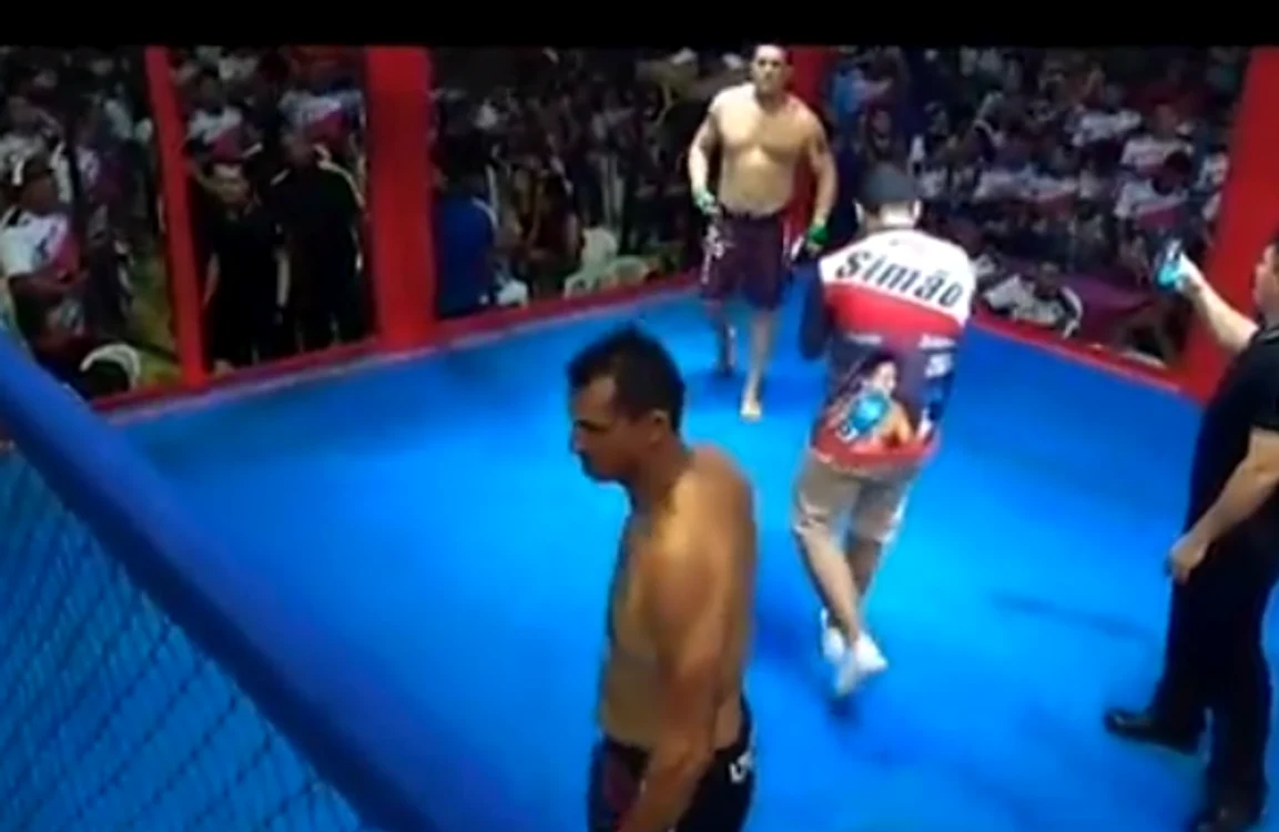 Luptă într-un ring MMA, între un primar și un consilier din Brazilia. / Foto: captură Twitter