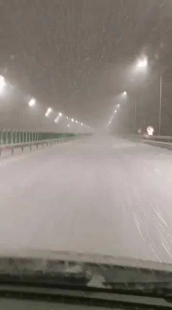 Viscolul a oprit traficul pe întregul tronson al autostrăzii A7 Ploieşti - Adjud. Restricții și pe A0