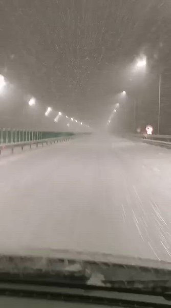 Viscolul a oprit traficul pe întregul tronson al autostrăzii A7 Ploieşti - Adjud. Restricții și pe A0, A2 și A3