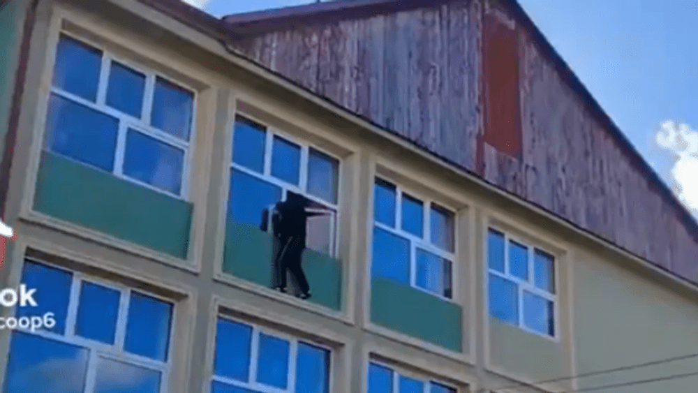 Caz revoltător la o școală din Suceava. Elev cu dizabilități provocat să se arunce în gol de la etajul doi VIDEO
