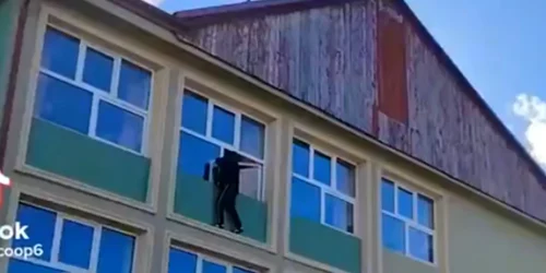 Elev pe geam Colegiu Samuil Isopescu Suceava mp4 thumbnail png