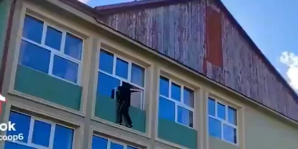 Elev pe geam Colegiu Samuil Isopescu Suceava mp4 thumbnail png
