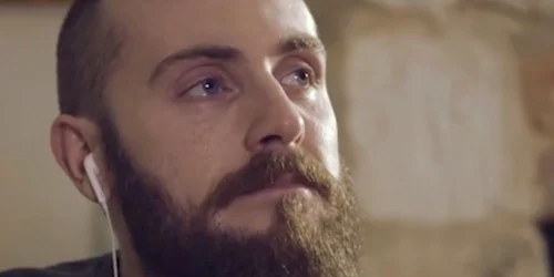 clip viral de craciun barbat plange foto captura video