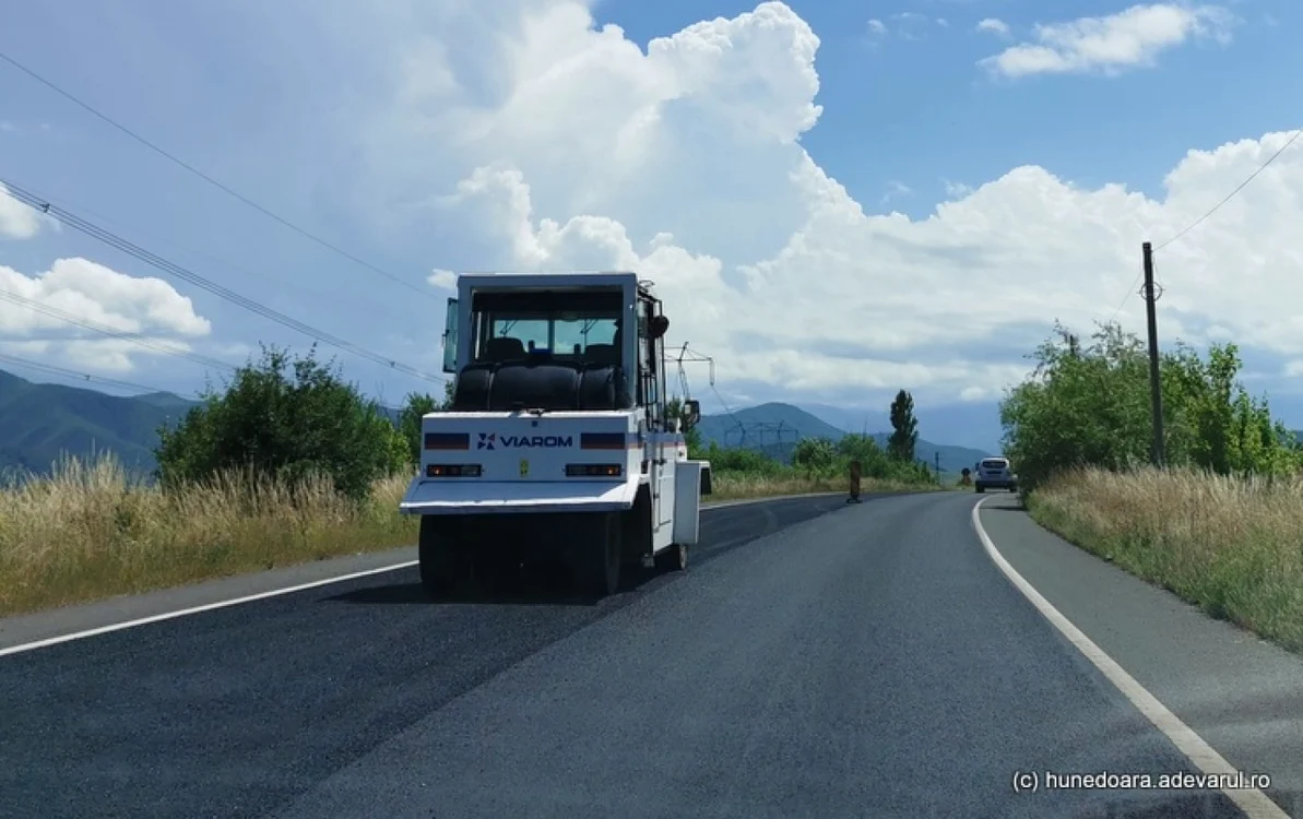 Lucrări pe DN 66. Foto: Daniel Guţă. ADEVĂRUL.