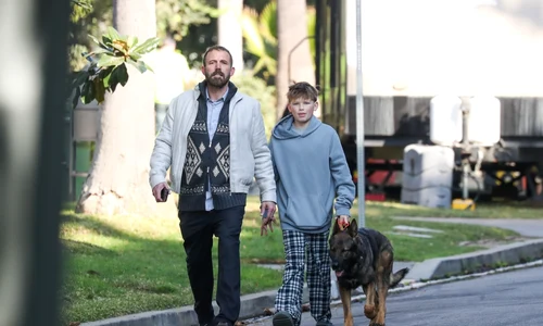 Ben Affleck cu fiul său și noul cățel, Profimedia (3) jpg