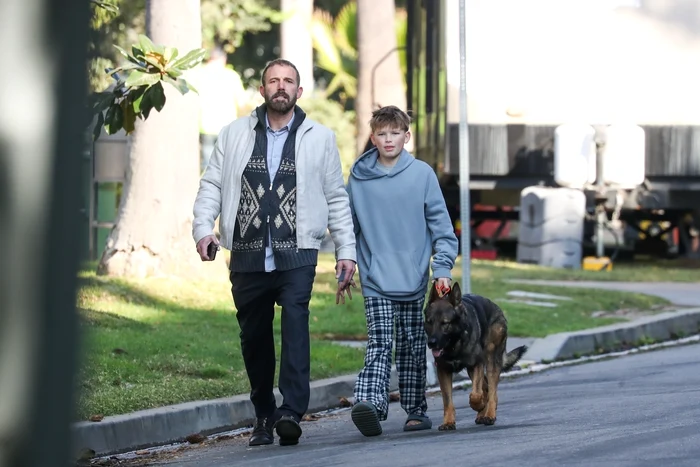 Ben Affleck cu fiul său și noul cățel, Profimedia (3) jpg