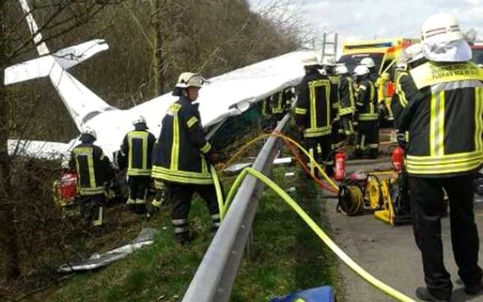 Avionul s-a oprit chiar înainte de a pătrunde pe autostradă