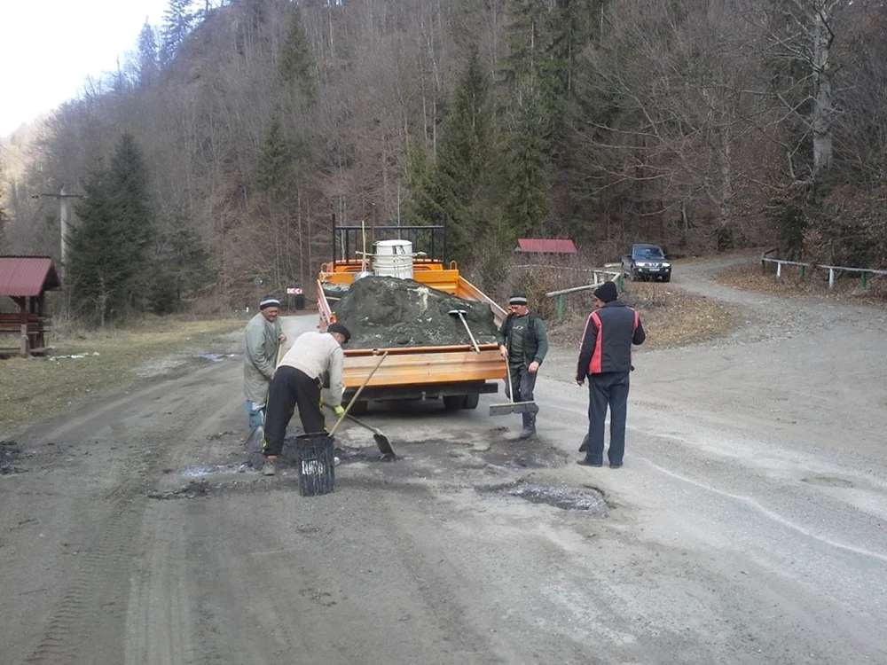 Pe anumite porţiuni, drumarii vor reface anumite segmente de asfalt Foto: arhivă Adevărul