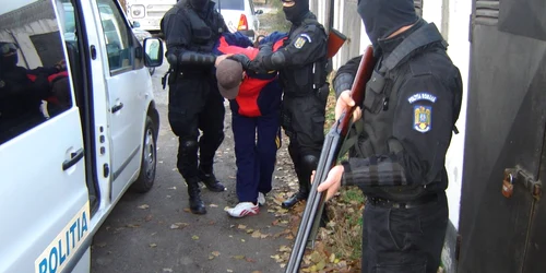 Poliţişti în misiune. FOTO: NICOLETA BUTNARU