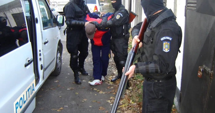  Sub coordonarea unui ofiţer de la IGPR, oamenii legii “periază” oraşul. FOTO: NICOLETA BUTNARU