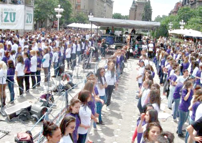 Timp de şapte minute, tinerii şi-au sincronizat mişcările pe muzica lui Johann Strauss-fiul (fotografii: Ştefan Both)