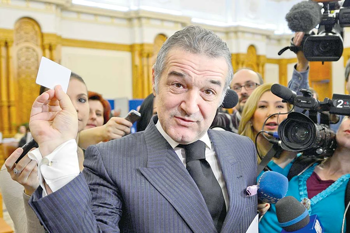 … apoi le-a arătat, mândru, tuturor legitimaţia de deputat (Fotografii: Mediafax)