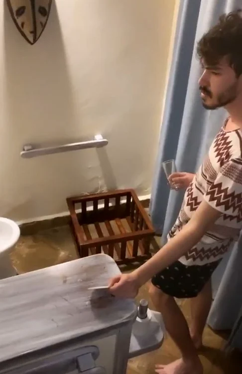 Iubitul Irinei a încercat să prindă gândacul care a speriat-o pe vedetă