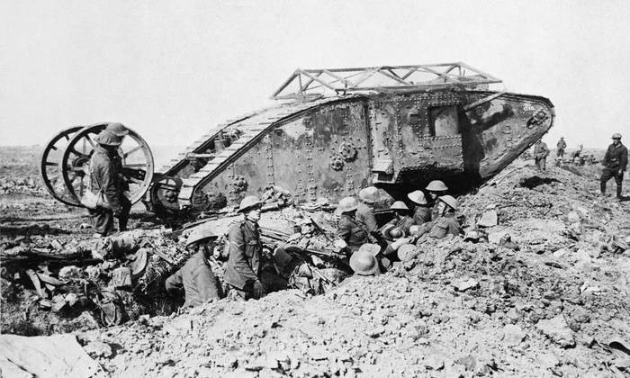 Calendar 15 septembrie: 1916   Tancurile au fost folosite pentru prima dată în luptă, în Bătălia de pe Somme jpeg