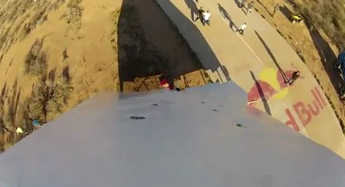 
    Avionul are o lungime de aproape 14 metri  