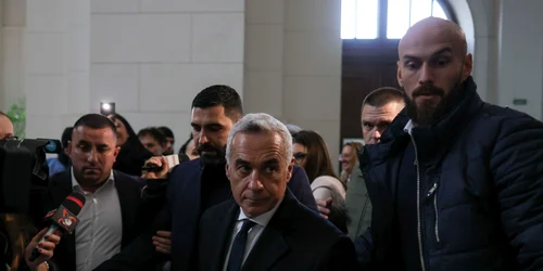 Călin Georgescu sosește la Curtea de Apel București unde a fost așteptat de susținători. FOTO Inquam Photos / Octav Ganea