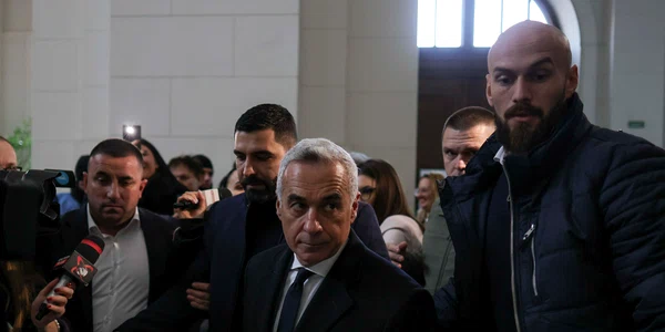 Călin Georgescu sosește la Curtea de Apel București unde a fost așteptat de susținători. FOTO Inquam Photos / Octav Ganea