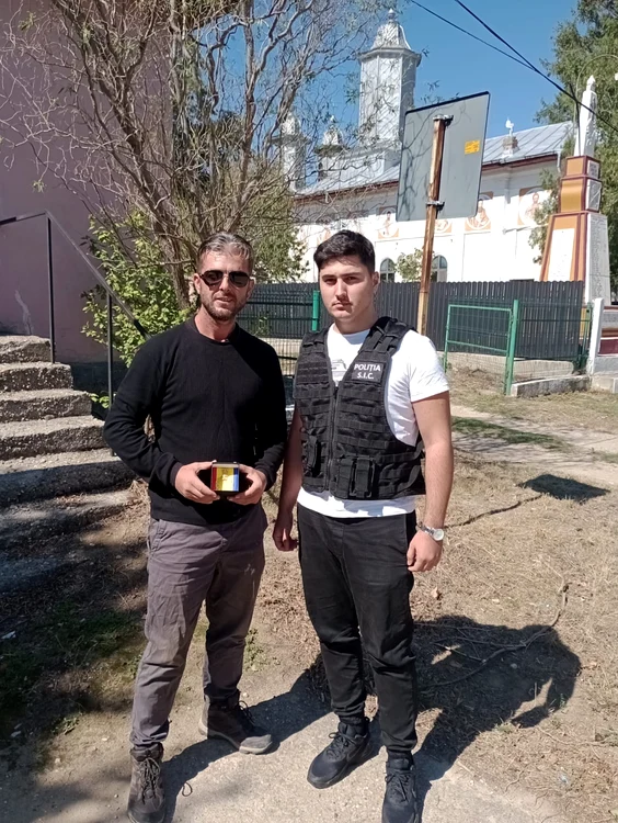 Obiectul descoperit a fost predat polițiștilor FOTO: arhiva Adrian Manea