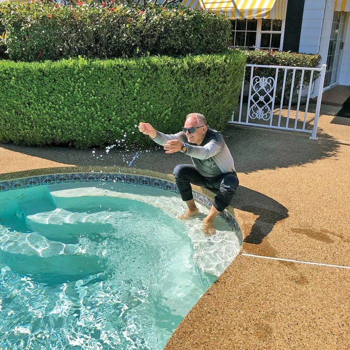 S-a bălăcit în piscina lui Bobby Ewing