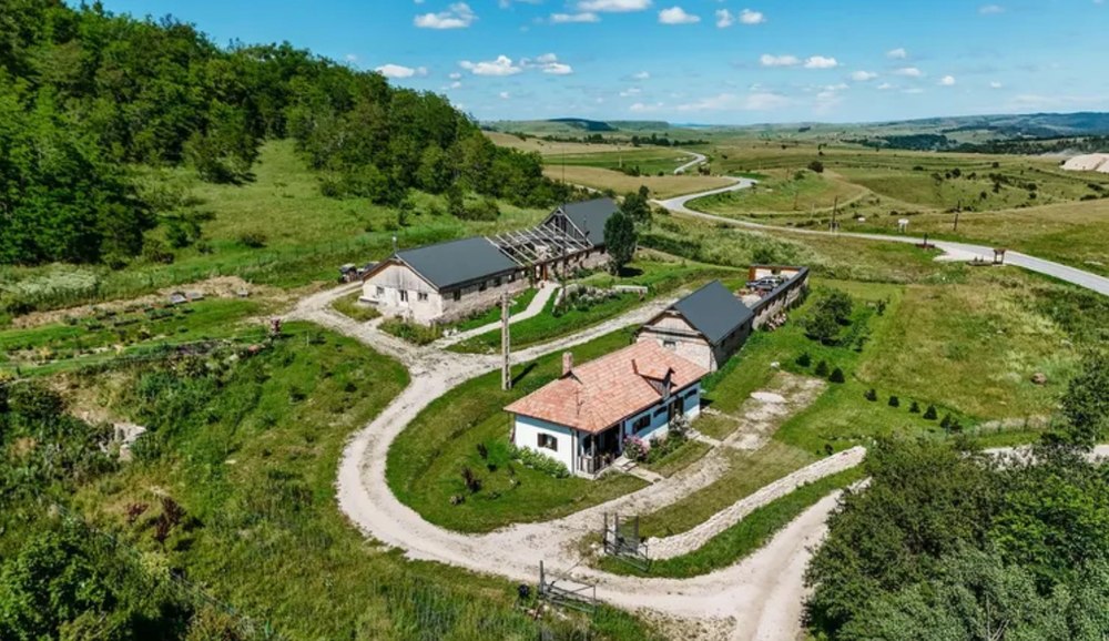 O proprietate de peste 855.000 de dolari din Cluj a atras atenția jurnaliștilor americani. Fost grajd, transformat în reședință boemă