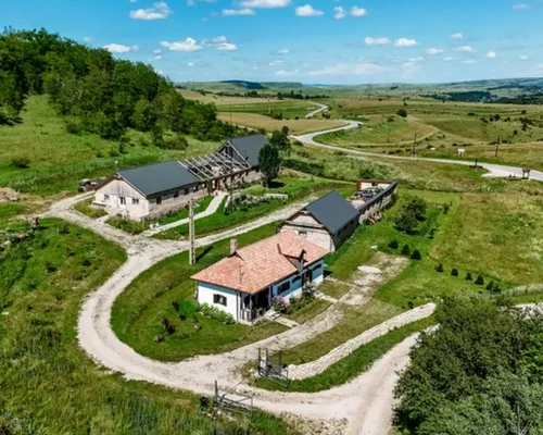 Proprietate de  880.000 de dolari în Mănăstireni, județul Cluj foto sothebysrealty.com