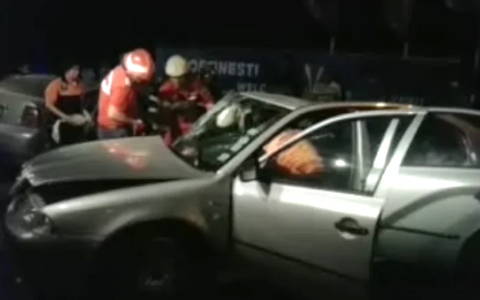 Pompierii militari s-au chinuit minute în şir să scoată victimele dintre fiarele contorsionate