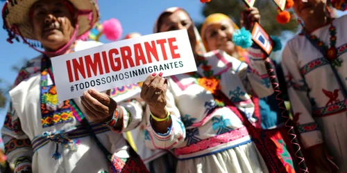 Mexicani defilează cu un afiş pe care scrie în spaniolă Suntem toţi imigranţi în timpul celei de-a 72-a ediţii a Zilei Independenţei din Mexic la Los Angeles California Statele Unite ale Americii FOTO Guliver / Getty Images / Mario Tama