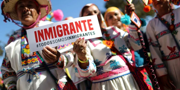 Mexicani defilează cu un afiş pe care scrie în spaniolă Suntem toţi imigranţi în timpul celei de-a 72-a ediţii a Zilei Independenţei din Mexic la Los Angeles California Statele Unite ale Americii FOTO Guliver / Getty Images / Mario Tama