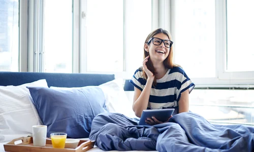 femeie vesela casa jpg