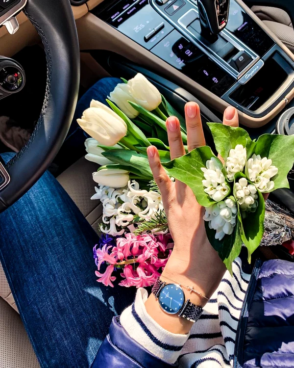 Corina Caragea şi-a pozat florile de primăvară, dar fanii au remarcat ceasul scump şi interiorul de lux al maşinii