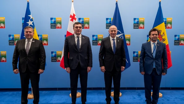 Summitul NATO de la Vilnius (de la stânga la dreapta): Josip Brkić, ministrul adjunct al Afacerilor Externe din Bosnia și Herțegovina, Ilia Darchiashvili ministrul Afacerilor Externe din Georgia, secretarul general adjunct NATO Mircea Geoană și Nicol