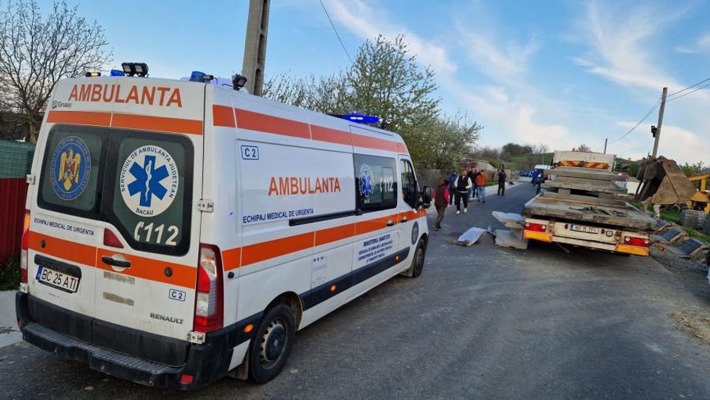 Accident de muncă stupid soldat cu doi morți. Muncitori striviți de un prefabricat descărcat dintr-un TIR